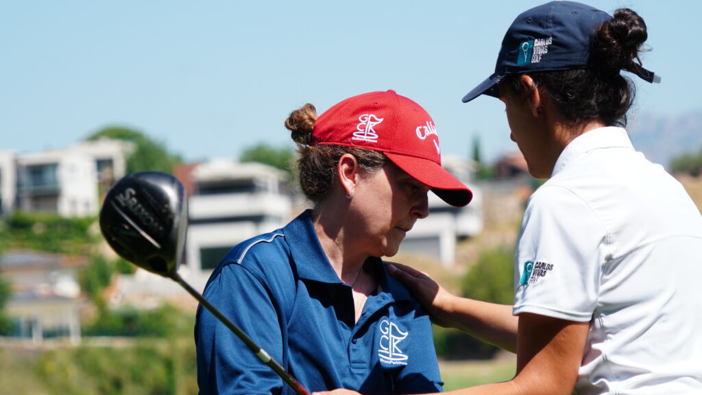 Una profesora de golf acompaña a una participante del estudio de Golf con Parkinson en el campo de prácticas