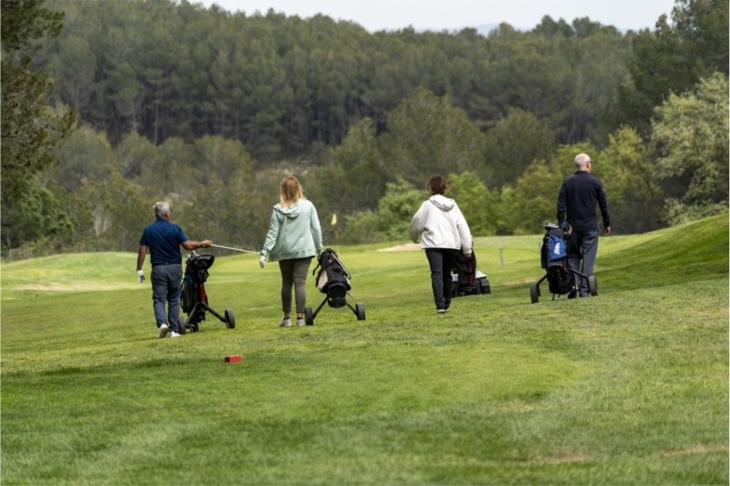 Jugadores de la Liga Golf con Parkinson caminando por el campo con sus carros