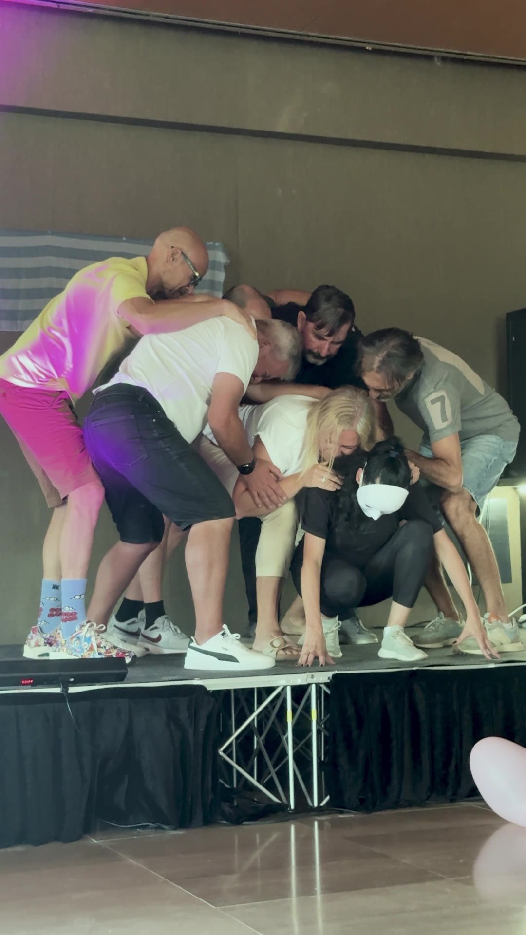 Socios y actores se funden en un abrazo de grupo durante un ejercicio