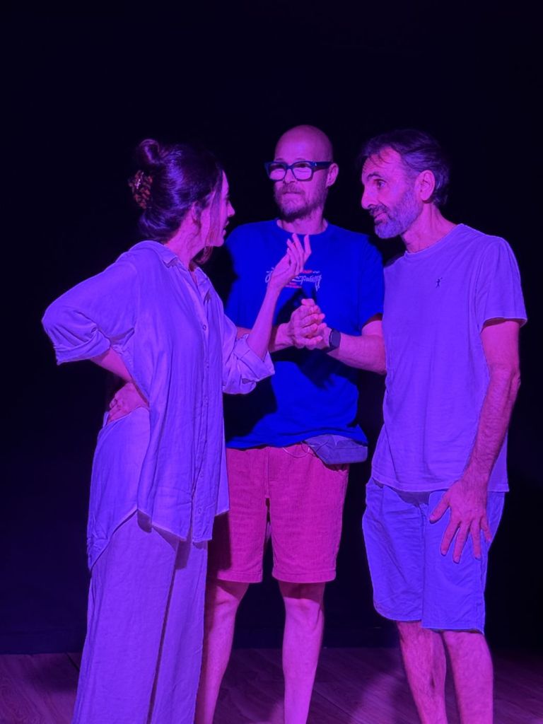Una actriz y dos socios conversan durante el ensayo