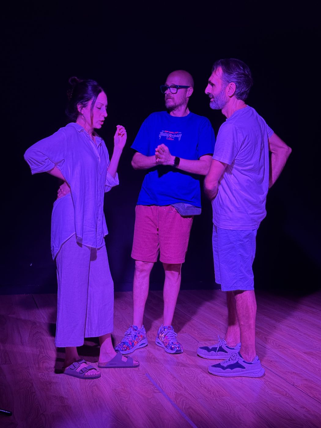 Tres intérpretes preparan una escena