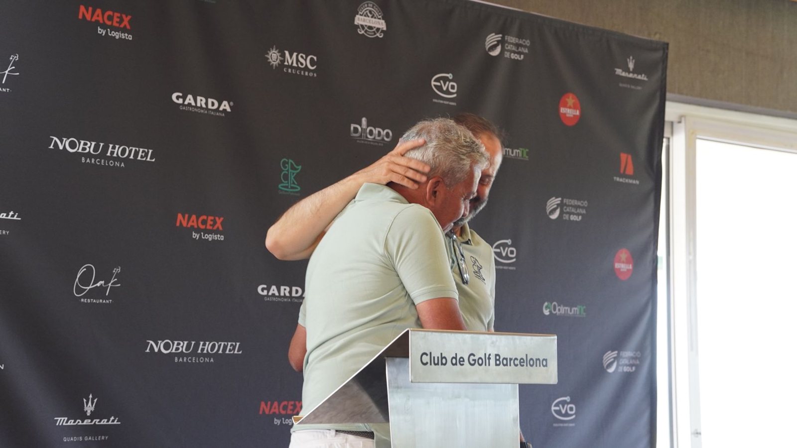 Abrazo en la entrega de premios